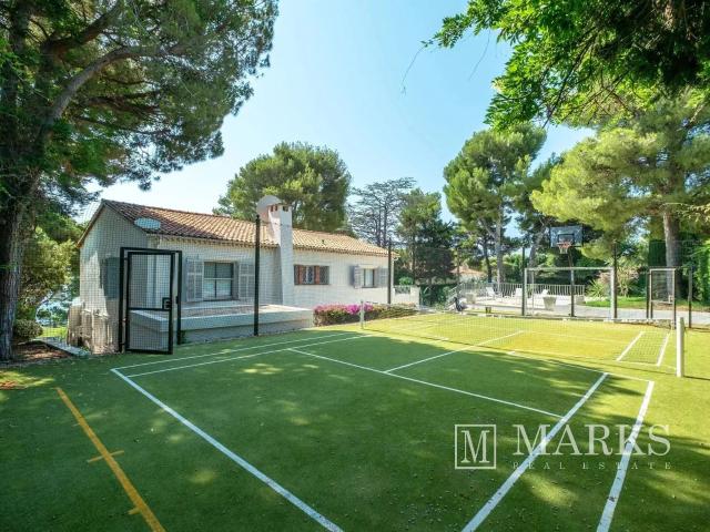 Villa provençale en deuxième ligne avec jardins plats, pisci. 217m² Saint Jean Cap Ferrat