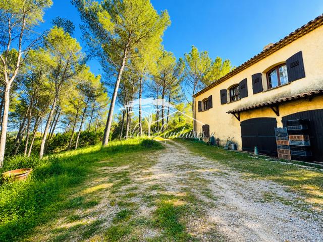 Villa provençale 235 m2 avec piscine sur 5 277 m2 de terrain