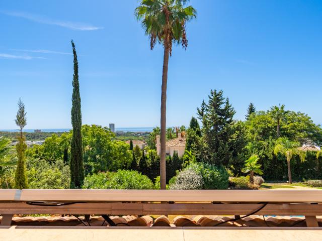 Villa privada en una colina con vistas costeras y gran potencial de desarrollo Elviria Marbella Este