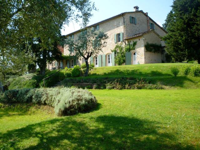 Villa Pulicara is a beautifully restored 18th century farmhouse situated within the undulating Tuscan Hills outside the beautiful walled city of Lucca. T