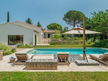 Villa rénnovée avec 5 chambres à louer à pied du village de Valbonne Piscine chauffée