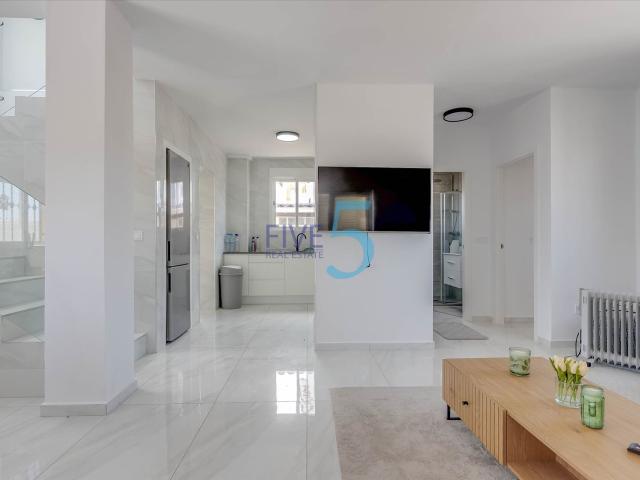 ¡Villa renovada de tres dormitorios orientada al sur con pis. 110m² Orihuela Costa