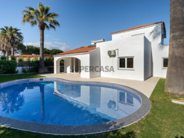 Villa Renovada de Charme com Piscina e Jardim às Portas de Vilamoura