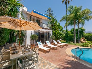 Villa renovada de estilo andaluz con piscina privada cerca de Puerto Banús