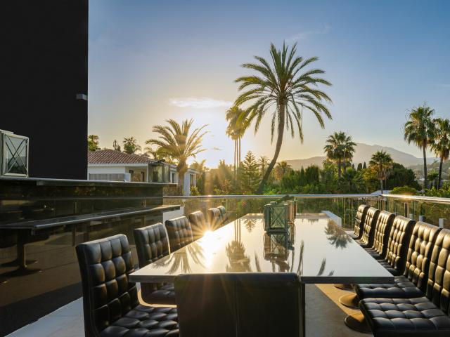 Villa renovada en una gran parcela con vistas al campo de golf de Las Brisas Nueva Andalucía