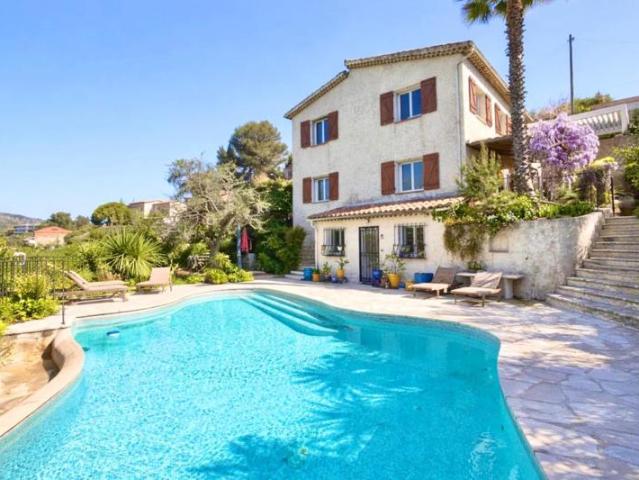 Villa rénovée Nice St Pancrace 7 pièces 216 m2 avec piscine