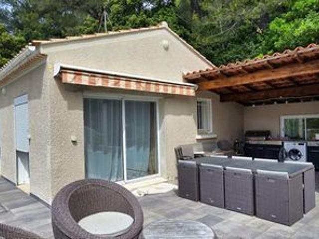 Villa rénovée avec piscine, vue dégagée et calme absolu