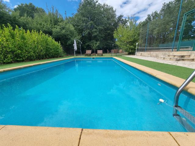 Villa rénovée avec piscine chauffée et terrain de tennis 140m² Régusse