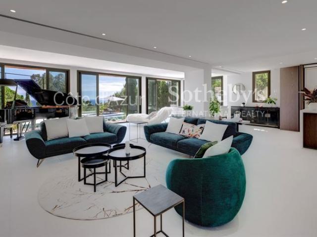Villa rénovée avec vue mer à vendre à Super Cannes Vallauris