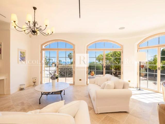 Villa rénovée avec vue mer panoramique Eze bord de mer 230m² Eze