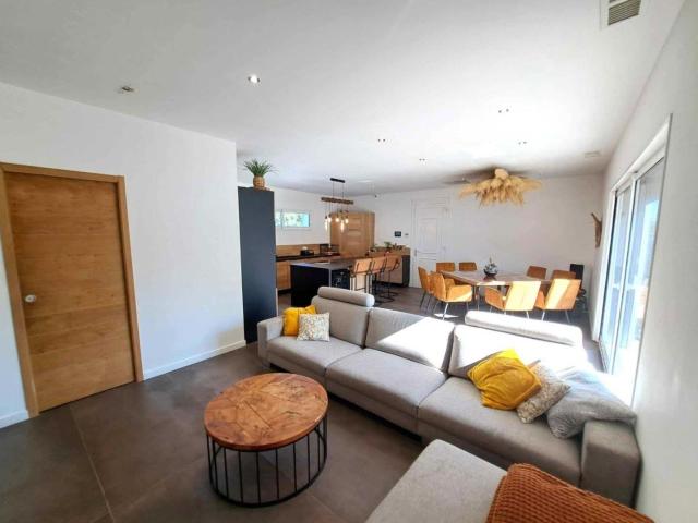 Villa rénovée de plain pied avec piscine et dépendance à Sèt. 110m² Sète