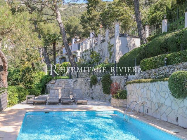 Villa rénovée Vue surplombant le village Piscine 236m² Eze