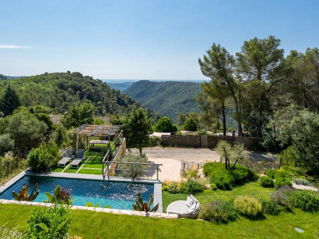 Villa récente aux accents provençaux avec vue mer, piscine e. 294m² Tourrettes sur Loup