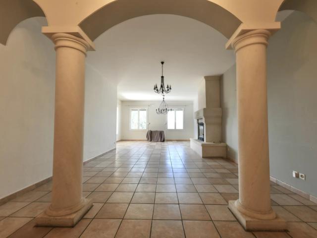 Villa récente avec piscine et annexes à 20 minutes d'Uzès