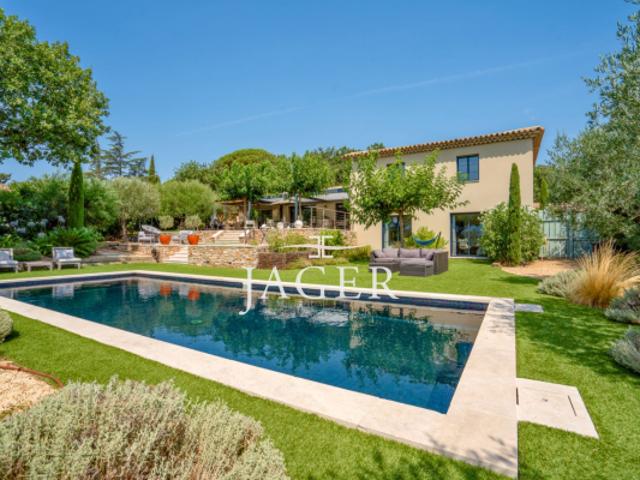 Villa récente à pied du village de Grimaud dans un écrin de ve
