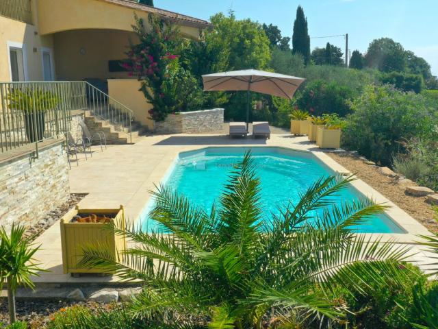 Villa récente de 160 m² avec piscine et oliveraie, bel aperç. 160m² Le Tignet