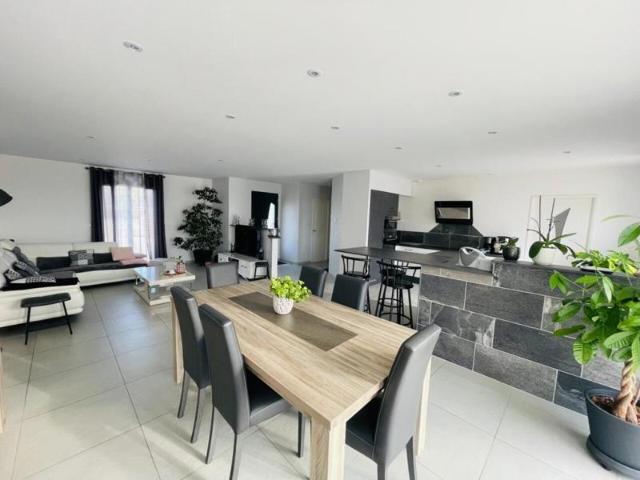 Villa récente plain pied sur 2000 m² de terrain