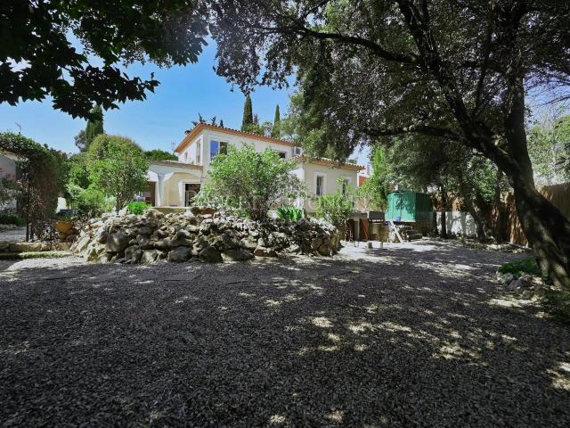 Villa récente rénovée avec élégance. 189m² Le Crès