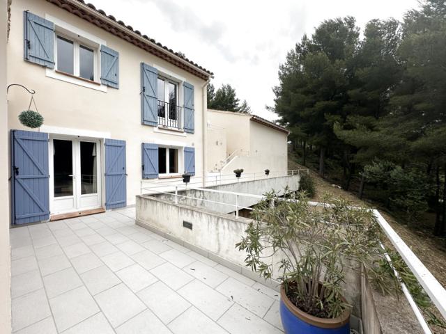 Villa récente avec double garage