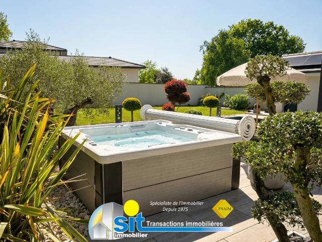 Villa récente 151 m2 3 chambres Piscine chauffée 19 panneaux solaires Agnin
