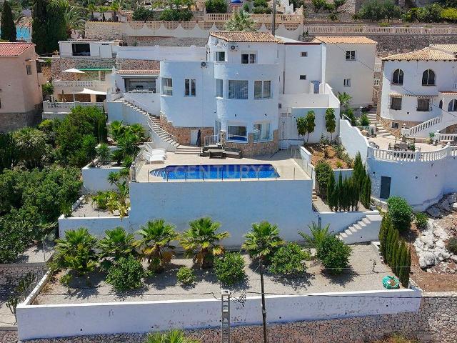 Villa reformada con espectaculares vistas al mar en Calpe