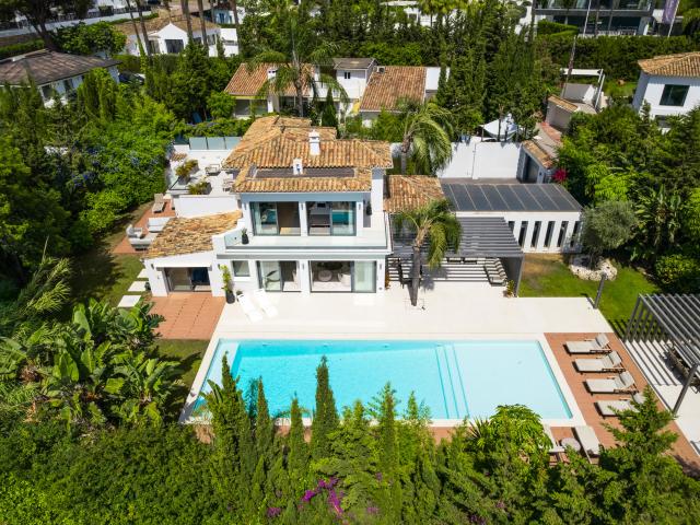 Villa renovada con buen gusto y interiores inspirados en la escandinavia en Las Brisas Nueva Andalucía