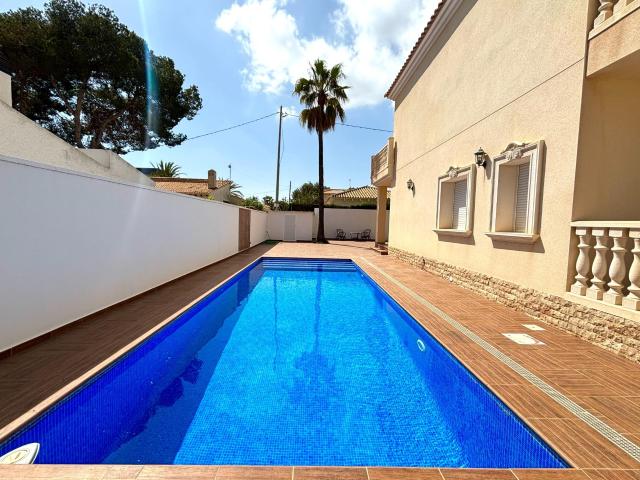 Villa Reformada en una Ubicación Privilegiada de Cabo Roig – A Solo 400 Metros de la Playa