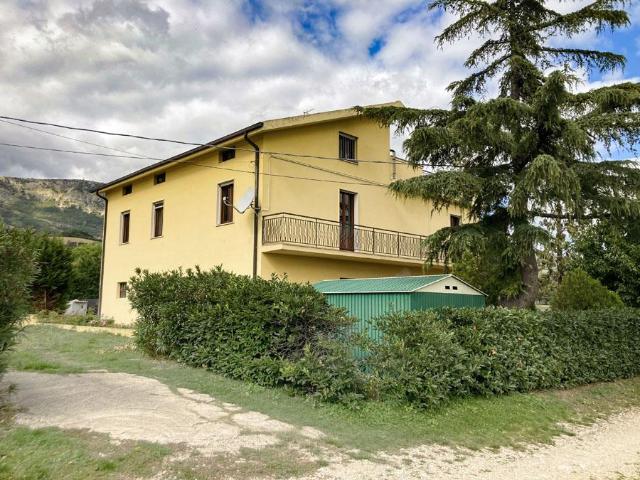 Villa ristrutturata con piscina 350m² Vicoli