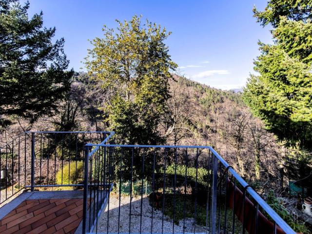 Villa ristrutturata in posizione collinare con piscina in ve. 250m² Pescia
