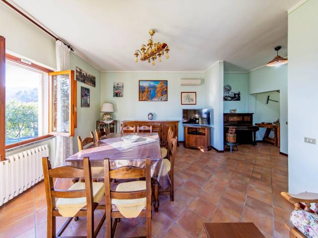 Villa ristrutturata in posizione collinare con piscina in vendita a Pescia