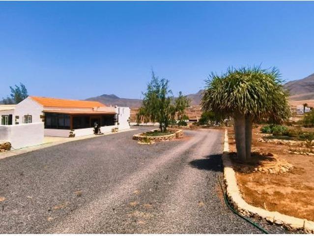 Villa Rural Excepcional con Casa de Invitados, Piscina Privada y Huerto Frutal — Tefia, Puerto del R