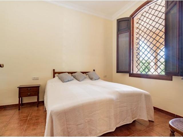 Villa rústica con campos de naranjas y caquis