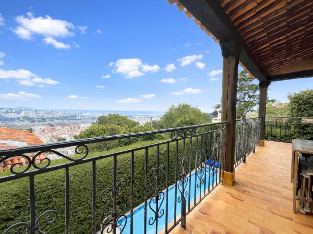 Villa Saint Laurent Du Var 6 pièces 214 m2 Vue Mer