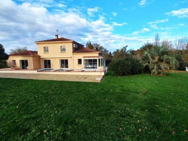 Villa, séjour, cuisine, 3 suites parentales, piscine, 2 gara. 194m² Villeneuve de Marsan