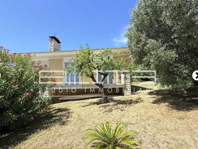 VILLA SINGOLA CON GIARDINO A NUMANA