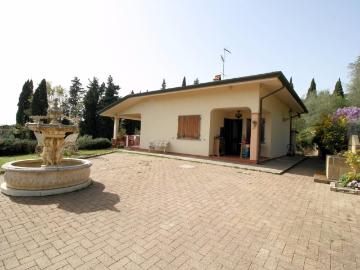 Villa singola con giardino e vista panoramica in vendita a M. 195m² Massarosa