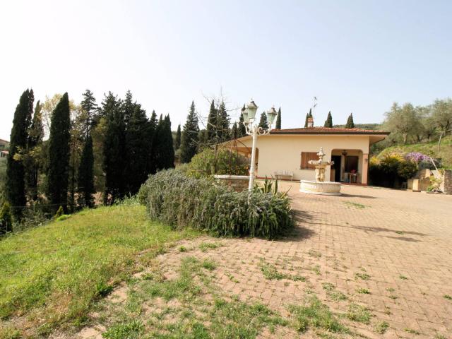Villa singola con giardino e vista panoramica in vendita a Massarosa