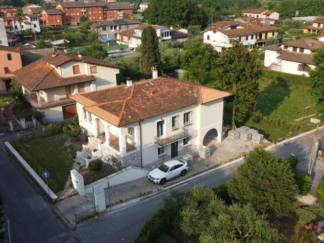 Villa Singola di Charme a Diecimo: Un Rifugio Unico su Due L. 200m² Borgo a Mozzano