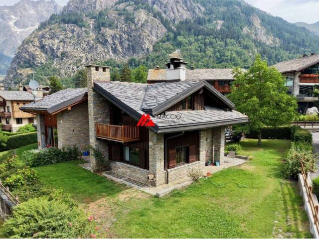 Villa singola in affitto a Courmayeur strada Grand Ru, 2/b
