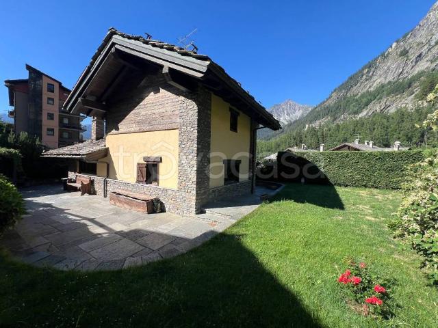 Villa singola in affitto a Courmayeur via Col Ferret, 4