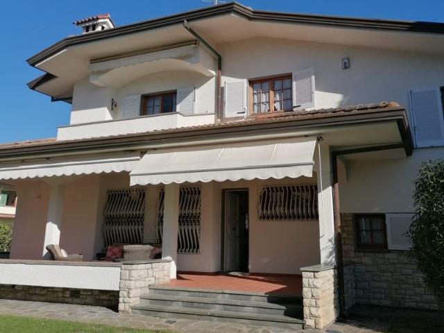 Villa Singola in Affitto a Forte Dei Marmi