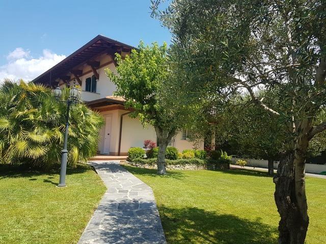 Villa Singola in Affitto a Forte Dei Marmi