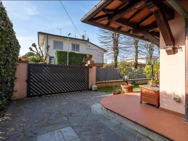 Villa Singola in affitto a Forte Dei Marmi 500 Mt Dal Centro
