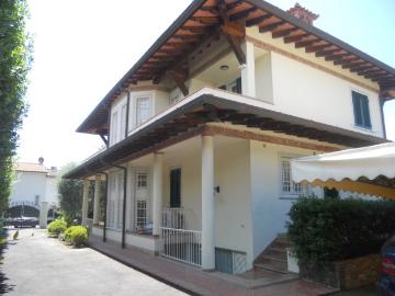 Villa Singola in Affitto a Forte Dei Marmi