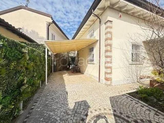 Villa singola in affitto a Forte dei Marmi via Vittorio Veneto, 31