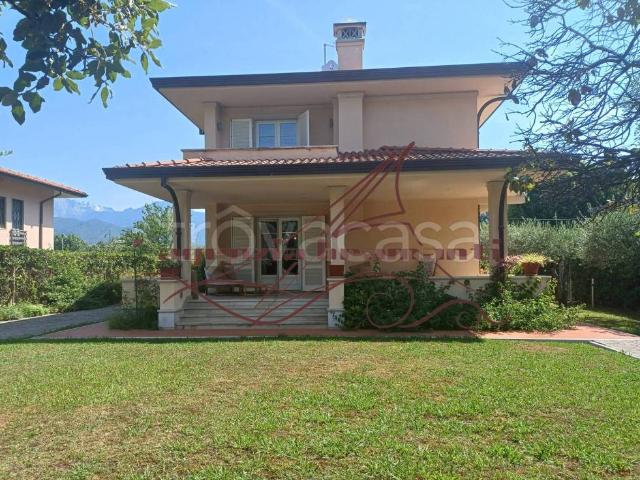 Villa singola in affitto a Forte dei Marmi via 20 Settembre