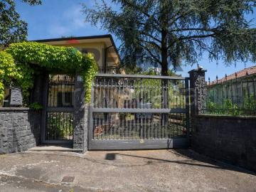 Villa singola in affitto a Pedara via Concetto Marchesi, 12