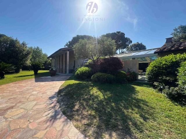 Villa singola in affitto a Pietrasanta via Firenze