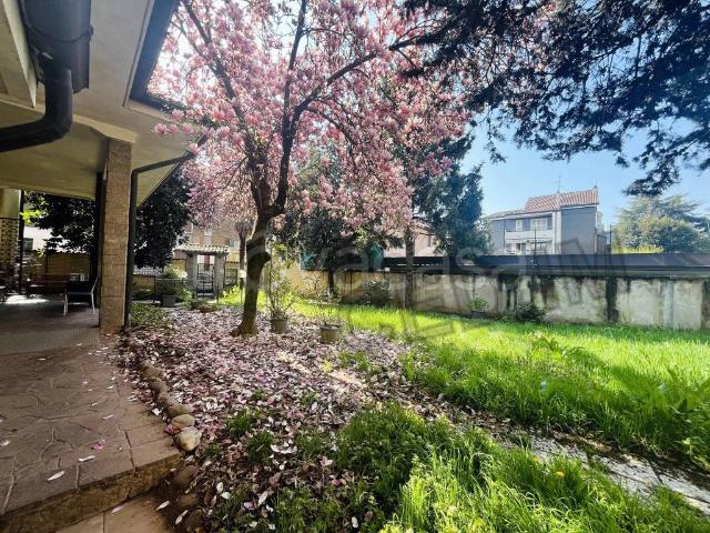 Villa singola in affitto a Rho via Piave