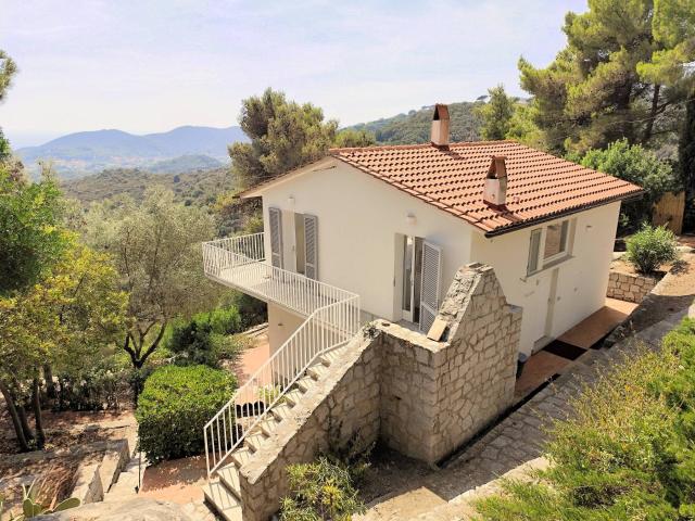 Villa singola in posizione panoramica con vista fino al mare. 170m² Campo nell'Elba